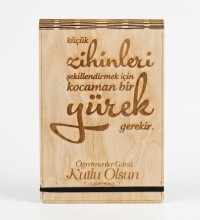 Öğretmenler Günün Kutlu Olsun Yazılı Ahşap Kapaklı A5 Defter Öğretmenler Günün Kutlu Olsun Yazılı Ahşap Kapaklı A5 Defter