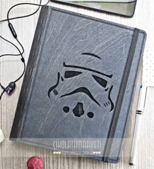 Stormtrooper Figürlü Ahşap Kapaklı Özel Üretim Şık Defter Stormtrooper Figürlü Ahşap Kapaklı Özel Üretim Şık Defter