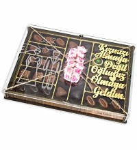 İsteme Çikolatası - Pleksi Kutulu Kızınızı Almaya Değil Oğlunuz Olmaya Geldim Yazılı, Mizahi ve Anlamlı Sözlere Tatlı Bir Eşlik İsteme Çikolatası - Pleksi Kutulu Kızınızı Almaya Değil Oğlunuz Olmaya Geldim Yazılı, Mizahi ve Anlamlı Sözlere Tatlı Bir Eşlik