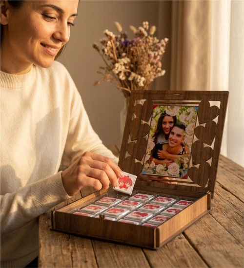 Hediye Çikolata Sepeti - Fotoğraflı, Ahşap Kutulu Sevgiliye Kalpten Gelen Bir Sürpriz