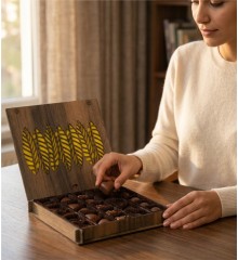 Hediyelik Çikolata - Yaprak Desenli Şık Ahşap Kutusunda, Doğadan İlham Alan Zarif ve Lezzetli Bir Seçenek