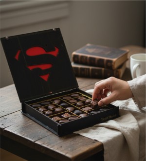 Hediyelik Çikolata Superman Logolu - Kahramanların Hediyesi! - Güçlü Aşklara Süper Tatlı Bir Mesaj