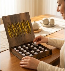 Ülker Ece Fındıklı Çikolata - Yaprak Desenli Ahşap Kutusunda, Geleneksel Tatlara Zarif Bir Sunum