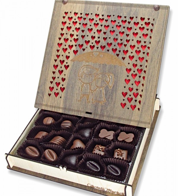 Aşkın Yağmuru Altında: Sevgililer İçin Ahşap Kutulu Hediye Çikolata - Hediye çikolata, Ahşap Kutulu Çikolata, Sevgiliye Özel Çikolata