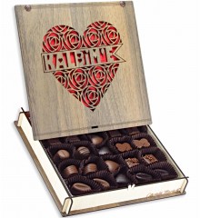 Hediye Çikolata Gül ve Kalp Desenli Kutuda -Kalbim'e- Yazılı - Romantik Anlara Özel Zarif Bir Sunum Hediye Çikolata Gül ve Kalp Desenli Kutuda -Kalbim'e- Yazılı - Romantik Anlara Özel Zarif Bir Sunum