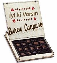 Hediyelik Çikolata -İyi Ki Varsın- Yazılı İsimli Ahşap Kutulu Tatlı Sürpriz - Sıcacık Bir Mesajla Gülümsetin Hediyelik Çikolata -İyi Ki Varsın- Yazılı İsimli Ahşap Kutulu Tatlı Sürpriz - Sıcacık Bir Mesajla Gülümsetin