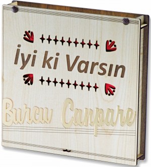 Hediyelik Çikolata -İyi Ki Varsın- Yazılı İsimli Ahşap Kutulu Tatlı Sürpriz - Sıcacık Bir Mesajla Gülümsetin Hediyelik Çikolata -İyi Ki Varsın- Yazılı İsimli Ahşap Kutulu Tatlı Sürpriz - Sıcacık Bir Mesajla Gülümsetin
