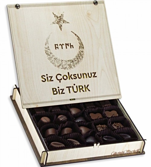 Siz Çoksunuz Biz Türk Yazılı Ay Yıldızlı Ahşap Kutulu Hediye Çikolata