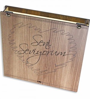 Kalpli Çikolata, Kutulu Hediye -Seni Seviyorum- Yazılı Ahşap - Aşkınızı Tatlı Bir Sözle Taçlandırın Kalpli Çikolata, Kutulu Hediye -Seni Seviyorum- Yazılı Ahşap - Aşkınızı Tatlı Bir Sözle Taçlandırın