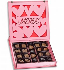 İsimli Hediye Çikolata - Pembe Kutulu, Kalp Süslemeli Ahşap - Zarif, Anlamlı ve Romantik Hediye Seçeneği