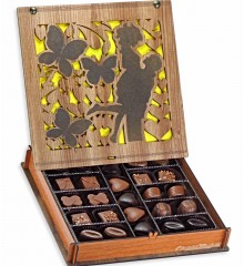 Kutulu Çikolata - Kavuşan Sevgililer Figürlü Tatlı Bir Hediye ile Birleşen Kalpler İçin Romantik ve Anlamlı Bir Seçim Kutulu Çikolata - Kavuşan Sevgililer Figürlü Tatlı Bir Hediye ile Birleşen Kalpler İçin Romantik ve Anlamlı Bir Seçim