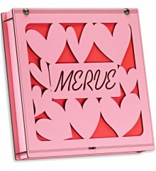 İsimli Hediye Çikolata - Pembe Kutulu, Kalp Süslemeli Ahşap - Zarif, Anlamlı ve Romantik Hediye Seçeneği İsimli Hediye Çikolata - Pembe Kutulu, Kalp Süslemeli Ahşap - Zarif, Anlamlı ve Romantik Hediye Seçeneği