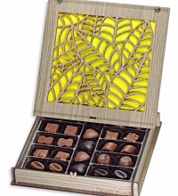 Ahşap Kutulu Hediyelik Çikolata -Yaprak Motifli- Şık Tasarımı ile Doğadan Esinlenen Zarif Bir Hediye Sunumu Ahşap Kutulu Hediyelik Çikolata -Yaprak Motifli- Şık Tasarımı ile Doğadan Esinlenen Zarif Bir Hediye Sunumu