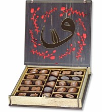 Kutulu Hediyelik Çikolata - Pleksi Vav Harfli + Lale Desenli Zarif ve Anlamlı Bir Hediye Seçeneği