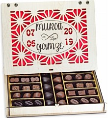 Kız İsteme Çikolatası - Büyük Boy İsimli & Tarihli Söz/Nişan için Geleneksel Anlara Tatlı Bir Dokunuş Kız İsteme Çikolatası - Büyük Boy İsimli & Tarihli Söz/Nişan için Geleneksel Anlara Tatlı Bir Dokunuş