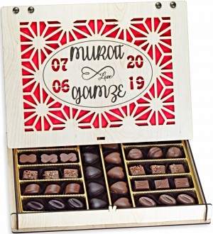 Kız İsteme Çikolatası - Büyük Boy İsimli & Tarihli Söz/Nişan için Geleneksel Anlara Tatlı Bir Dokunuş Kız İsteme Çikolatası - Büyük Boy İsimli & Tarihli Söz/Nişan için Geleneksel Anlara Tatlı Bir Dokunuş