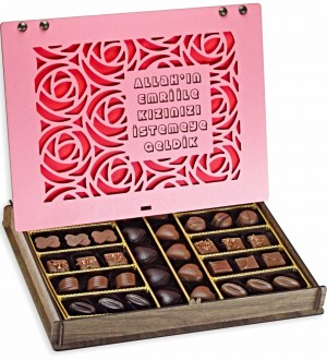 Kız İsteme Çikolatası - Gül Desenli Büyük Pembe Ahşap Kutulu - Geleneksel Anlara Zarif ve Sevgi Dolu Bir Dokunuş Kız İsteme Çikolatası - Gül Desenli Büyük Pembe Ahşap Kutulu - Geleneksel Anlara Zarif ve Sevgi Dolu Bir Dokunuş