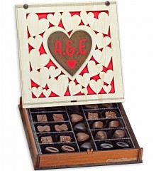 Hediyelik Çikolata - Kalplerle Süslenmiş Harfli Ahşap Kutulu - Kişisel ve Romantik Bir Tatlı Sürpriz Hediyelik Çikolata - Kalplerle Süslenmiş Harfli Ahşap Kutulu - Kişisel ve Romantik Bir Tatlı Sürpriz