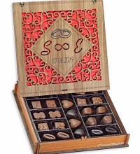 Kız İsteme ve Söz Çikolatası | İsimli, Tarihli Ahşap Kutulu Zarif Seçim - Hayatınızın En Tatlı Evet’i İçin Kız İsteme ve Söz Çikolatası | İsimli, Tarihli Ahşap Kutulu Zarif Seçim - Hayatınızın En Tatlı Evet’i İçin