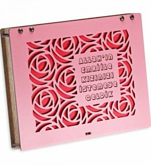 Kız İsteme Çikolatası - Gül Desenli Büyük Pembe Ahşap Kutulu - Geleneksel Anlara Zarif ve Sevgi Dolu Bir Dokunuş Kız İsteme Çikolatası - Gül Desenli Büyük Pembe Ahşap Kutulu - Geleneksel Anlara Zarif ve Sevgi Dolu Bir Dokunuş