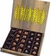 Hediyelik Çikolata - Yaprak Desenli Şık Ahşap Kutusunda, Doğadan İlham Alan Zarif ve Lezzetli Bir Seçenek