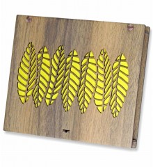 Hediyelik Çikolata - Yaprak Desenli Şık Ahşap Kutusunda, Doğadan İlham Alan Zarif ve Lezzetli Bir Seçenek Hediyelik Çikolata - Yaprak Desenli Şık Ahşap Kutusunda, Doğadan İlham Alan Zarif ve Lezzetli Bir Seçenek