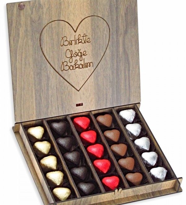 Birlikte Göğe Bakalım Yazılı Ahşap Kutuda Hediyelik Kalpli Çikolatalar - Kalpli Hediye Çikolata, Romantik Hediye, Sevgililer Günü Hediyesi
