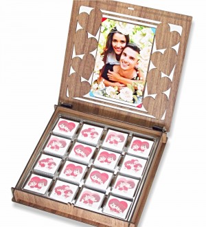 Hediye Çikolata Sepeti - Fotoğraflı, Ahşap Kutulu Sevgiliye Kalpten Gelen Bir Sürpriz Hediye Çikolata Sepeti - Fotoğraflı, Ahşap Kutulu Sevgiliye Kalpten Gelen Bir Sürpriz