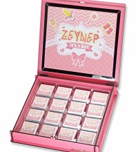 Kız Bebek Çikolatası - İsimli, Resimli ve Pembe Ahşap Kutusuyla Sevgi Dolu Bir Karşılama Kız Bebek Çikolatası - İsimli, Resimli ve Pembe Ahşap Kutusuyla Sevgi Dolu Bir Karşılama
