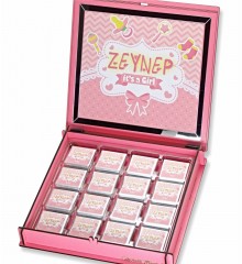 Kız Bebek Çikolatası - İsimli, Resimli ve Pembe Ahşap Kutusuyla Sevgi Dolu Bir Karşılama Kız Bebek Çikolatası - İsimli, Resimli ve Pembe Ahşap Kutusuyla Sevgi Dolu Bir Karşılama