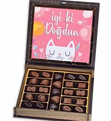 Kutulu Doğum Günü Hediyesi Çikolata - İyi ki Doğdun Mesajlı - Kutlamalara Tatlı ve Anlamlı Bir Dokunuş Kutulu Doğum Günü Hediyesi Çikolata - İyi ki Doğdun Mesajlı - Kutlamalara Tatlı ve Anlamlı Bir Dokunuş