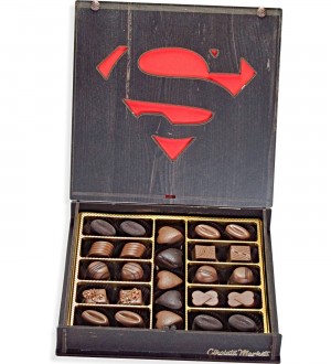 Hediyelik Çikolata Superman Logolu - Kahramanların Hediyesi! - Güçlü Aşklara Süper Tatlı Bir Mesaj