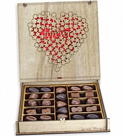 Forever Yazılı, Çiçeklerden Yapılmış Kalp Figürlü Ahşap Kutulu Sevgiliye Hediyelik Çikolata