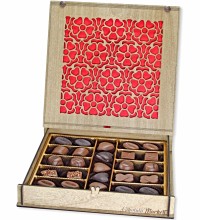 Hediyelik Çikolata - Çiçek Desenli Tasarım, Şık Ahşap Kutusuyla Zarif ve Renkli Bir Lezzet Sunumu