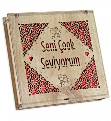 Hediye Çikolata - Seni Çok Seviyorum Gül ve Sevgili Figürü ile Aşkınızı Simgelerle Tatlı Bir Şekilde Anlatın