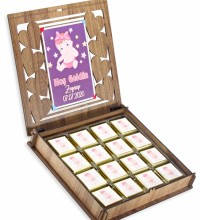 İsimli Bebek Çikolatası - Ahşap Kutulu, Kız Bebeklere Özel - Yeni Bir Hayatı Tatlı Bir Başlangıçla Kutlayın İsimli Bebek Çikolatası - Ahşap Kutulu, Kız Bebeklere Özel - Yeni Bir Hayatı Tatlı Bir Başlangıçla Kutlayın
