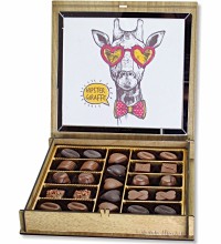Hediyelik Çikolata - Yenilikçi Zürafa Yazılı Şık Kutusunda, Eğlenceli Ruhlara Özel Sıra Dışı Bir Sunum Hediyelik Çikolata - Yenilikçi Zürafa Yazılı Şık Kutusunda, Eğlenceli Ruhlara Özel Sıra Dışı Bir Sunum