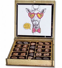 Hediyelik Çikolata - Yenilikçi Zürafa Yazılı Şık Kutusunda, Eğlenceli Ruhlara Özel Sıra Dışı Bir Sunum Hediyelik Çikolata - Yenilikçi Zürafa Yazılı Şık Kutusunda, Eğlenceli Ruhlara Özel Sıra Dışı Bir Sunum