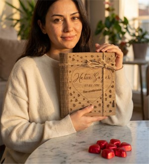 İsimli Kitap Kutulu Kalpli Çikolata - Kişiye Özel Şık Tasarımıyla Aşkınızı En Güzel Şekilde İfade Edin