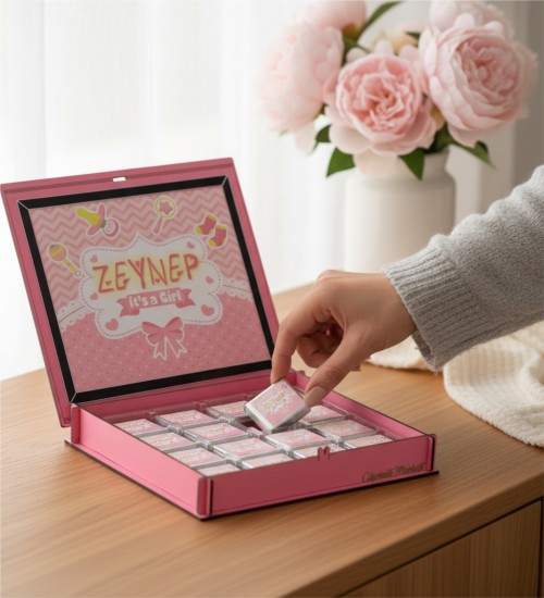 Kız Bebek Çikolatası - İsimli, Resimli ve Pembe Ahşap Kutusuyla Sevgi Dolu Bir Karşılama