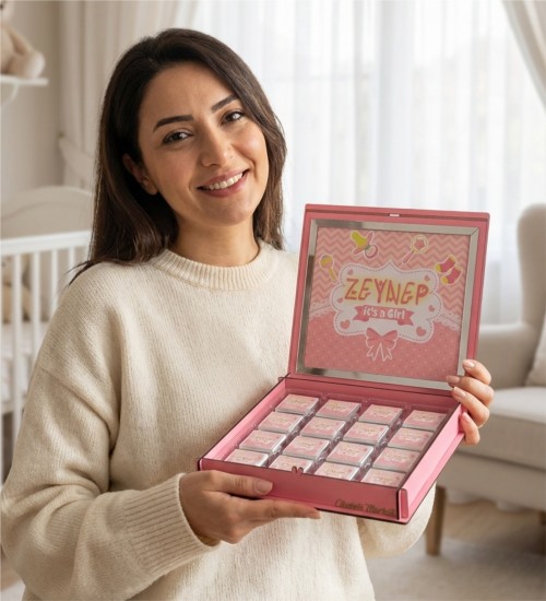 Kız Bebek Çikolatası - İsimli, Resimli ve Pembe Ahşap Kutusuyla Sevgi Dolu Bir Karşılama