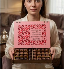 Kız İsteme Çikolatası - Gül Desenli Büyük Pembe Ahşap Kutulu - Geleneksel Anlara Zarif ve Sevgi Dolu Bir Dokunuş