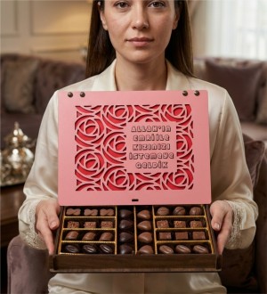 Kız İsteme Çikolatası - Gül Desenli Büyük Pembe Ahşap Kutulu - Geleneksel Anlara Zarif ve Sevgi Dolu Bir Dokunuş