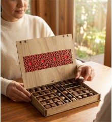 Kız İsteme Çikolatası -Selçuklu Motifi- Desenli Ahşap Kutulu - Geleneksel Zarafetle Hazırlanmış Özel Bir Hediye