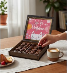 Kutulu Doğum Günü Hediyesi Çikolata - İyi ki Doğdun Mesajlı - Kutlamalara Tatlı ve Anlamlı Bir Dokunuş