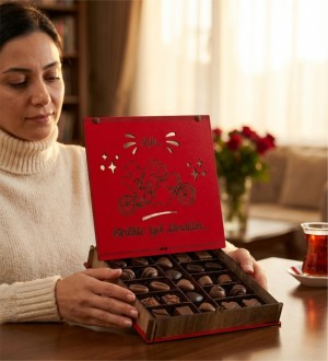 Sevgiliye Hediye Çikolata - Aşk Birlikte Yol Almaktır Yazılı, Duygulara Yol Arkadaşı Olan Lezzetli Bir Sürpriz