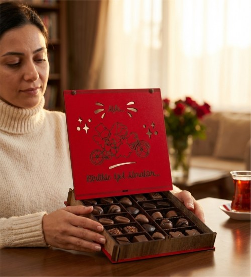 Sevgiliye Hediye Çikolata - Aşk Birlikte Yol Almaktır Yazılı, Duygulara Yol Arkadaşı Olan Lezzetli Bir Sürpriz