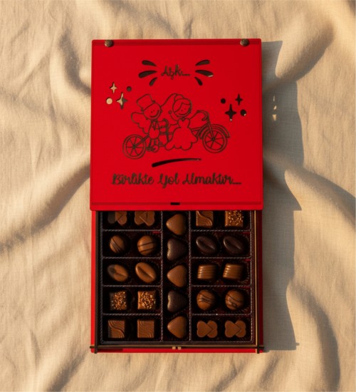 Sevgiliye Hediye Çikolata - Aşk Birlikte Yol Almaktır Yazılı, Duygulara Yol Arkadaşı Olan Lezzetli Bir Sürpriz