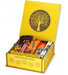 Hediye Çikolata Sepeti - Ağaç Desenli, Sarı Ahşap Kutusunda, Doğal Tasarımıyla Göz Dolduran Lezzetli, Şık Bir Armağan