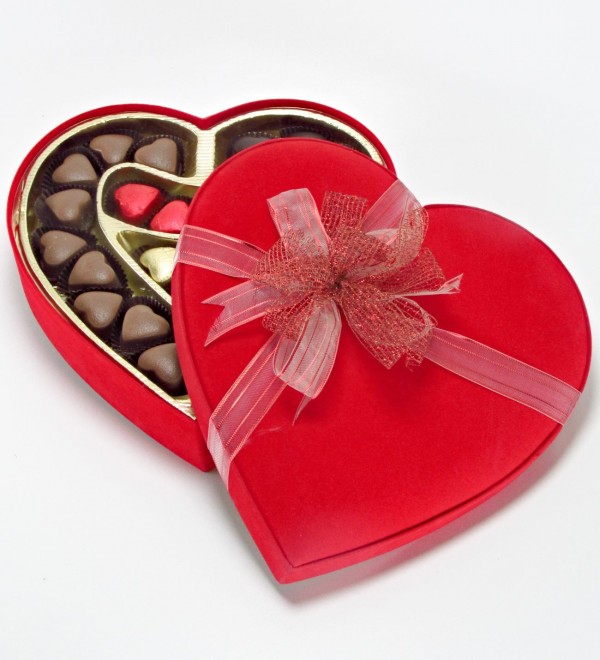 Kalpli Kadife Kutuda Kalpli Çikolatalar: Sevginizi Tatlı Bir Şekilde İfade Edin - Kalpli Çikolata, Sevgili Çikolatası, Hediye Çikolata